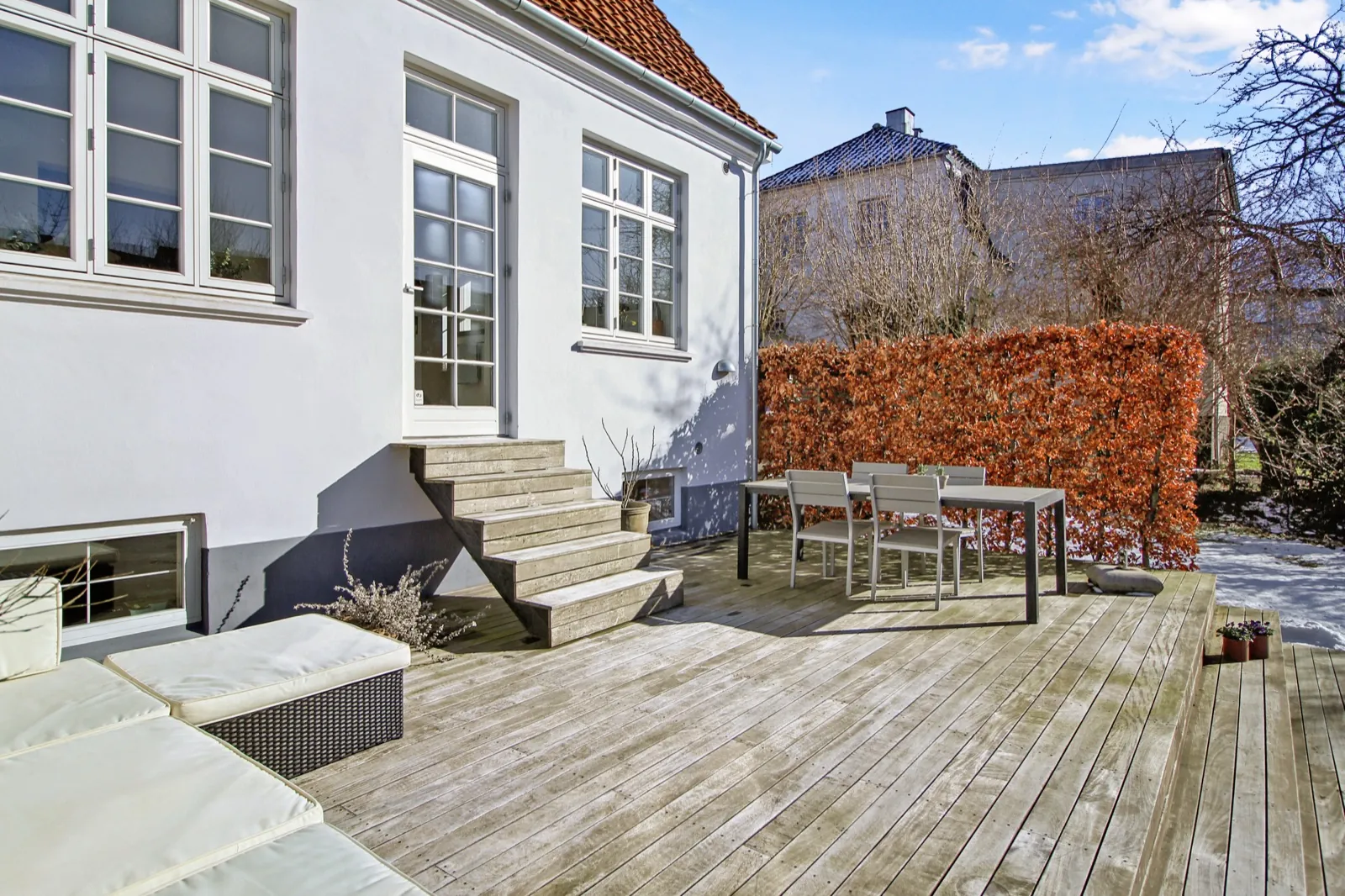 Terrassen — et stort uderum tæt på stuen.